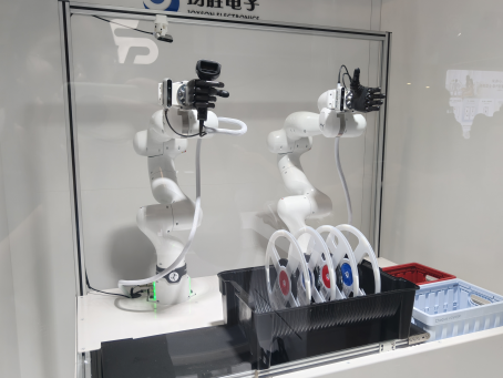 直击WAIC|均胜电子展台巨型机器人头部吸睛	，灵巧手、机器人头部总成等集中亮相