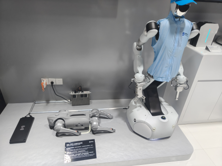 直击WAIC|均胜电子展台巨型机器人头部吸睛，灵巧手、机器人头部总成等集中亮相