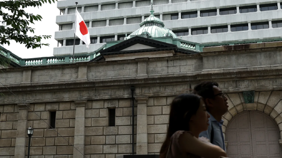 日本央行维持利率1%不变	，警告核心通胀或将突破2%政策目标